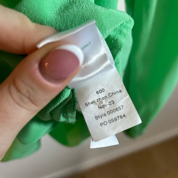 Lily Pulitzer “ Elsa Silk Top” size medium - Picture 7 of 7